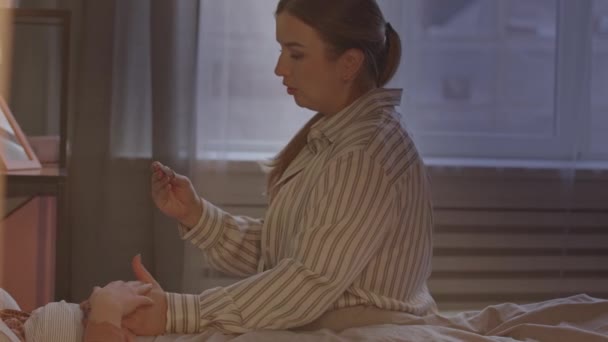 Langsam Aufnahme Der Fürsorglichen Mutter Die Temperatur Ihrer Kranken Jährigen — Stockvideo