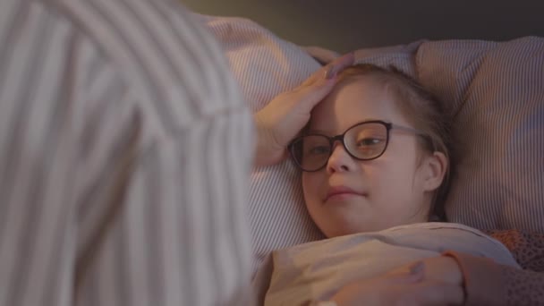 Långsam Bild Kärleksfull Mor Hand Sjuka Lilla Dotter Liggande Sängen — Stockvideo
