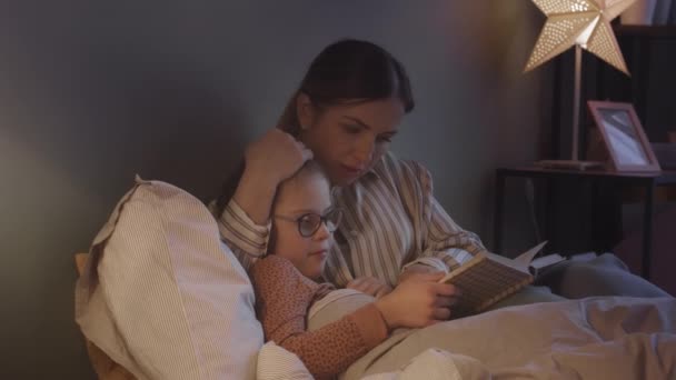 Медленный Снимок Любящей Матери Читающей Книгу Своей Летней Девочке Лежащей — стоковое видео