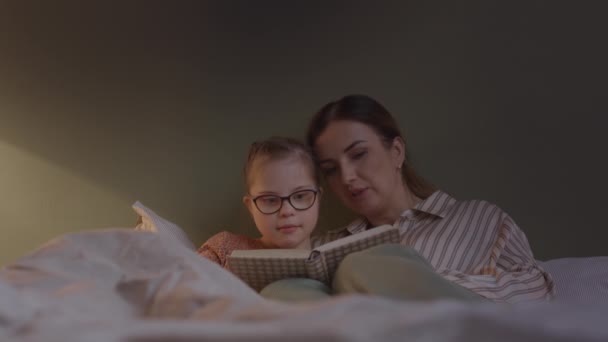 Slowmo Colpo Madre Lettura Libro Alla Sua Piccola Figlia Notte — Video Stock