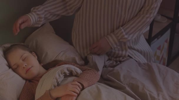 Långsam Bild Kärleksfull Mor Randig Pyjamas Kysser Sin Sovande Dotter — Stockvideo