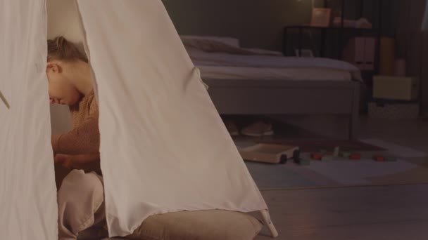 Медленный Снимок Милой Летней Девочки Выходящей Уютной Палатки Бегающей Прыгающей — стоковое видео