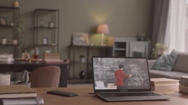 Erkek öğretmenin karatahtaya bilimsel formüller yazdığı online video dersiyle yavaş çekim.