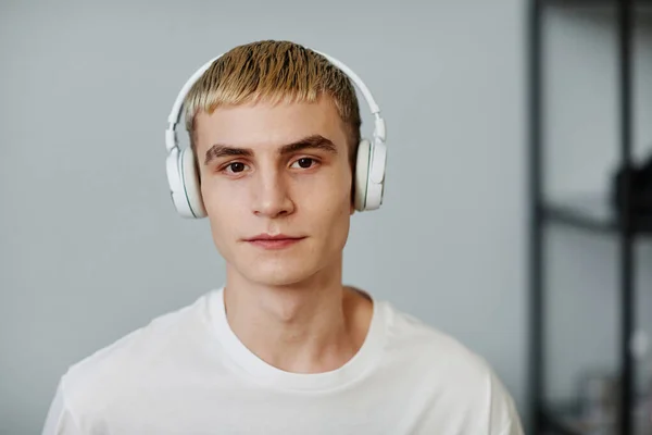 Joven escuchando música con auriculares —  Fotos de Stock