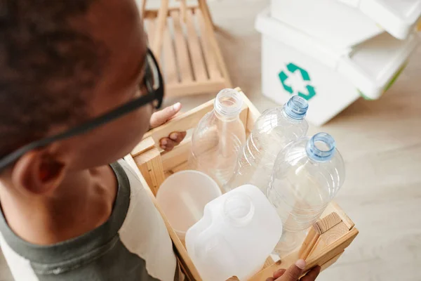 Chłopiec recyklingu plastikowych butelek w domu — Zdjęcie stockowe