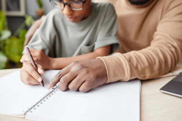 Padre aiutare figlio con i compiti da vicino — Foto Stock