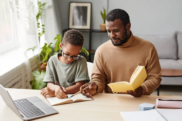 Padre afroamericano aiutare il figlio a studiare — Foto Stock