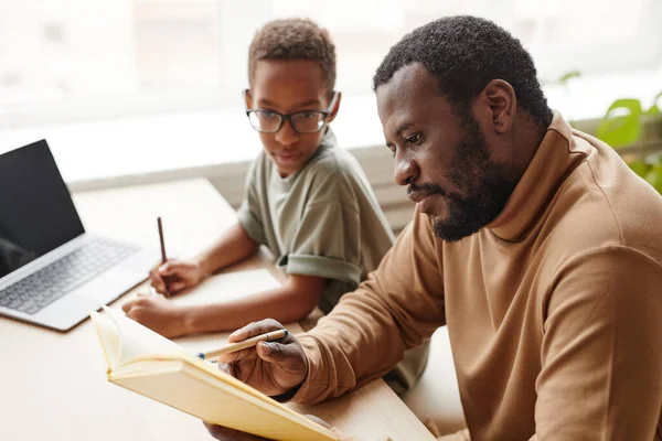 Padre afroamericano Insegnare Figlio a casa — Foto Stock