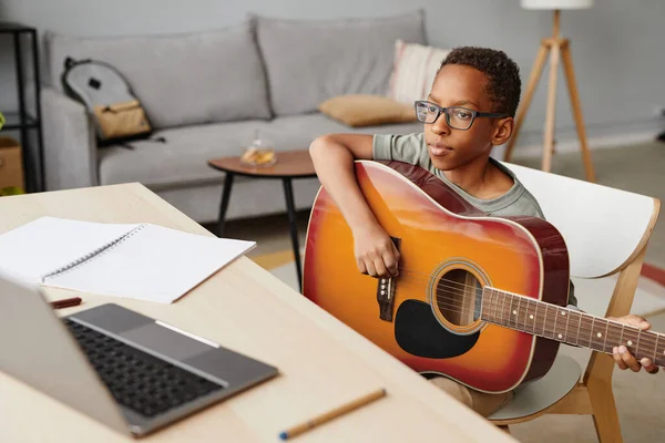 Gitar Dersinde Afrikalı Amerikalı Çocuk İnternette — Stok fotoğraf