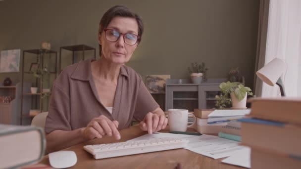 Pov Záběr Běru Běloška Letá Žena Brýlích Studuje Line Domova — Stock video
