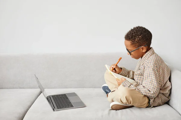 Niño afroamericano estudiando en línea Mínimo —  Fotos de Stock