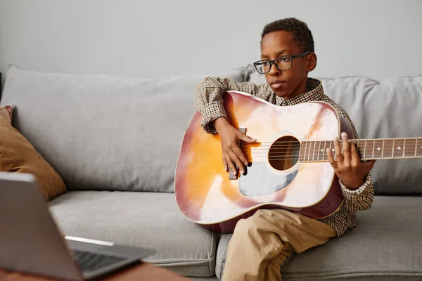 Pojke i gitarrlektion online — Stockfoto