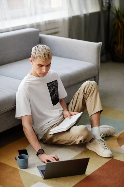 Jovem masculino usando laptop em casa — Fotografia de Stock
