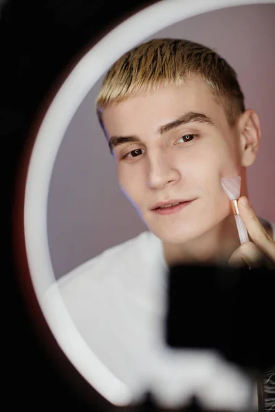Blond jung mann filmen schönheit video — Stockfoto