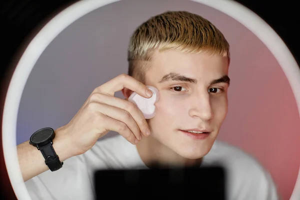 Jovem Homem Filmagem Skincare Tutorial — Fotografia de Stock