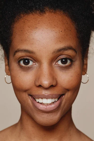 Retrato de Jovem Mulher Negra Natural — Fotografia de Stock