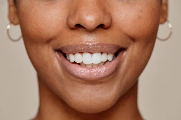 Νεαρή μαύρη γυναίκα χαμογελά από κοντά — Φωτογραφία Αρχείου