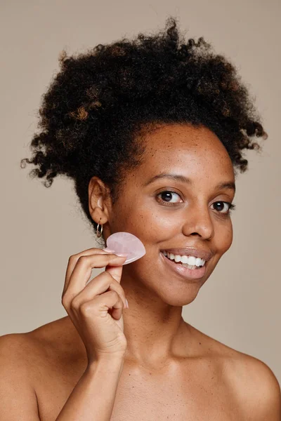 Naturlig svart kvinna Massage ansikte — Stockfoto