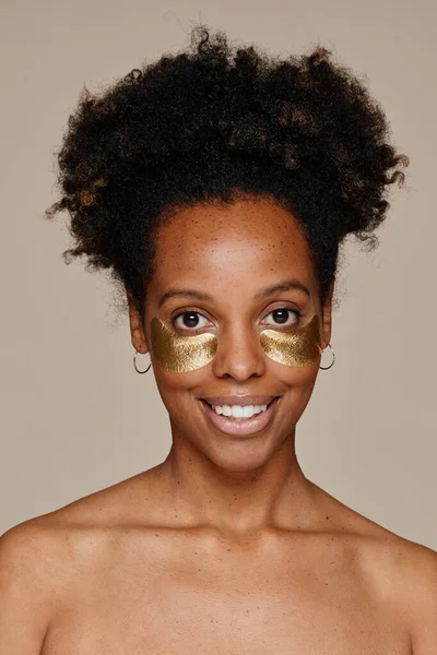 Joven mujer negra disfrutando de cuidado de la piel Mínimo — Foto de Stock