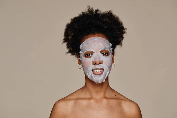 Mujer negra sonriente con máscara de belleza — Foto de Stock