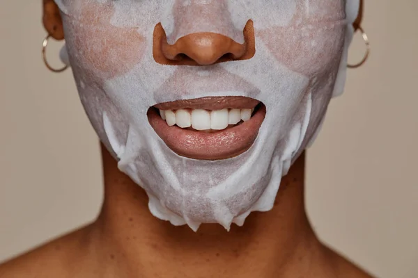 Χαμογελαστή μαύρη γυναίκα με μάσκα ομορφιάς — Φωτογραφία Αρχείου