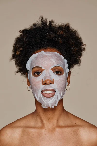 Νεαρή μαύρη γυναίκα με μάσκα ομορφιάς — Φωτογραφία Αρχείου
