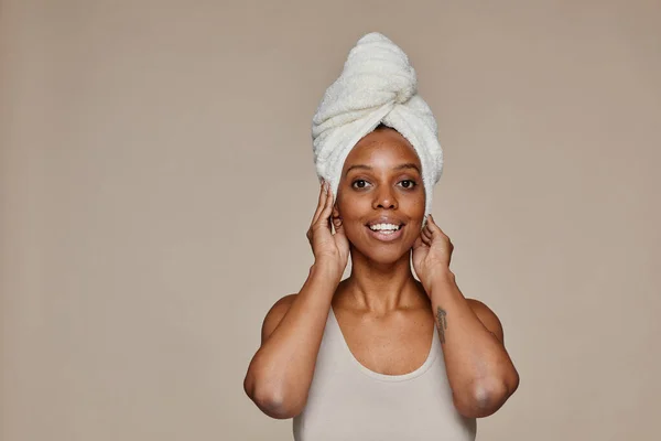 Mujer negra sin maquillaje — Foto de Stock