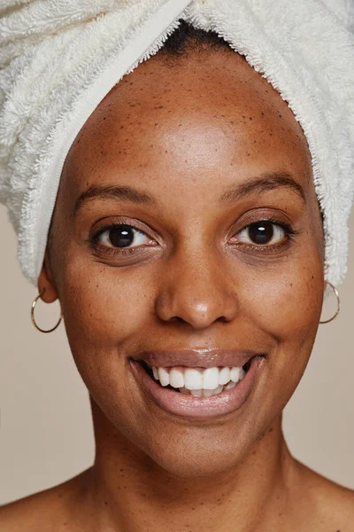 Улыбающаяся чёрная женщина без макияжа — стоковое фото