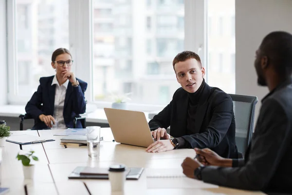 Jovem empresário falando em reunião — Fotografia de Stock