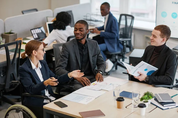 Empresários sorridentes em reunião — Fotografia de Stock