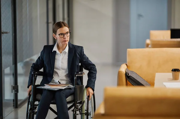 Młoda kobieta na wózku inwalidzkim — Zdjęcie stockowe