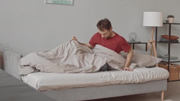 Junger Kaukasischer Mann Karierten Pyjama Wacht Morgens Hause Bett Auf — Stockvideo