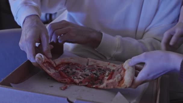 Slowmo Closeup Του Αγνώριστο Ζευγάρι Τρώει Πίτσα Μαζί Στο Σπίτι — Αρχείο Βίντεο