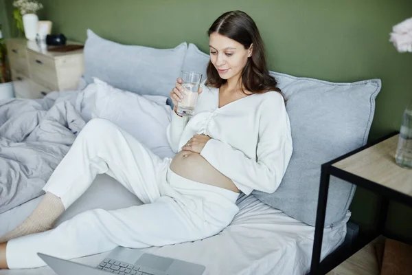 Kobieta w ciąży picie wody — Zdjęcie stockowe