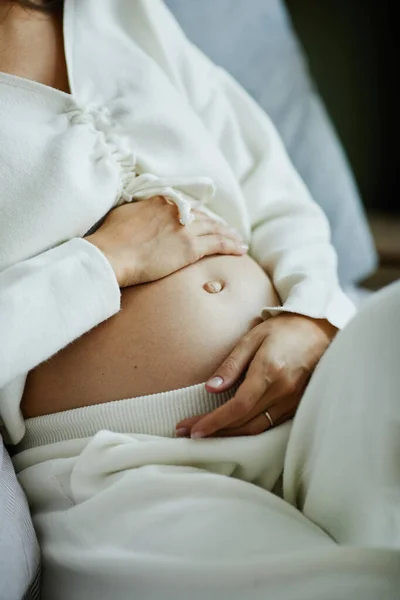 Mujer disfrutando de su embarazo —  Fotos de Stock