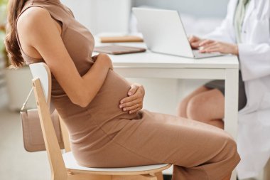 Kadın jinekoloğunu klinikte ziyaret ediyor.