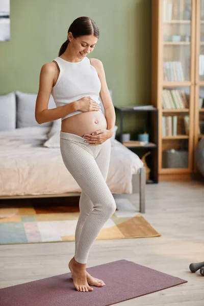 Mladá žena šťastná se svým těhotenstvím — Stock fotografie