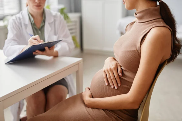 Těhotná žena po konzultaci se svým lékařem v nemocnici — Stock fotografie