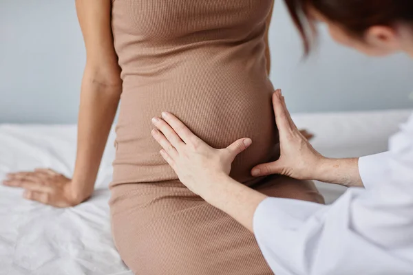 Lékařské vyšetření těhotné ženy — Stock fotografie