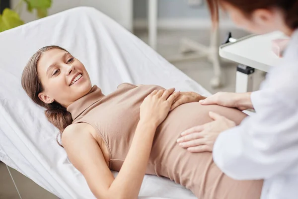 Těhotná žena na návštěvě gynekologa v nemocnici — Stock fotografie