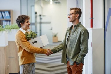 New Job 'da Genç Adam İş Arkadaşlarıyla Buluştu
