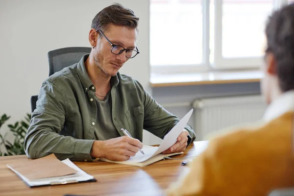 HR Manager Interviewing Candidate — 스톡 사진