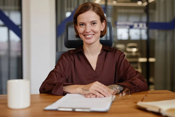 Portrait of Smiling Young Woman at Workplace — Stock Photo, Image