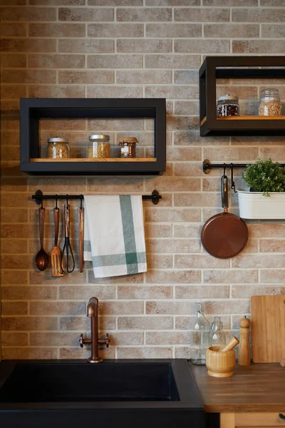 Cihlová zeď v kuchyni — Stock fotografie