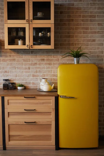 Žlutá retro lednice v kuchyni — Stock fotografie