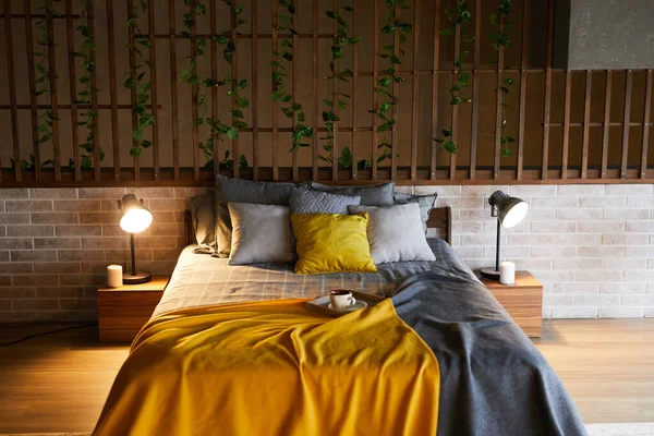 Hyggeligt soveværelse med blød seng - Stock-foto