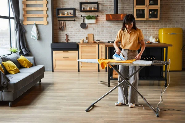 Asian Woman doing Chores at Home — Stock Photo, Image