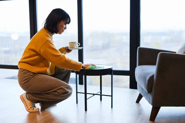 Jonge vrouw stofvrij appartement zijaanzicht — Stockfoto