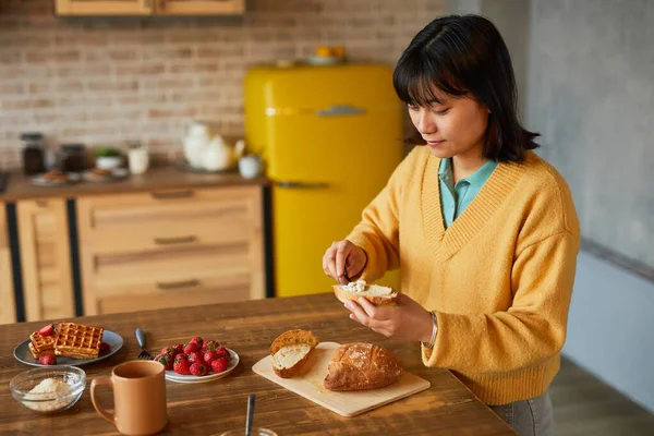 Kvinnan njuter av smörgås till frukost — Stockfoto