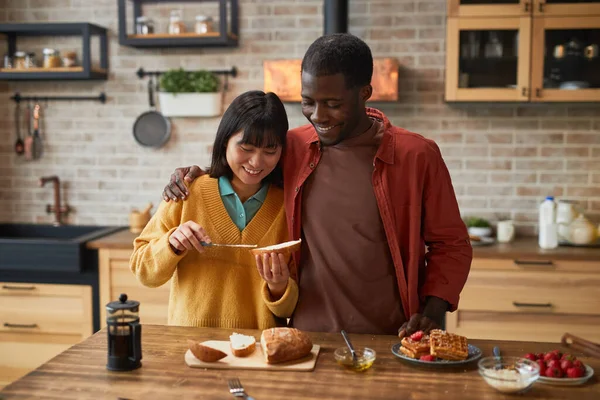 Par gör frukost på morgonen — Stockfoto